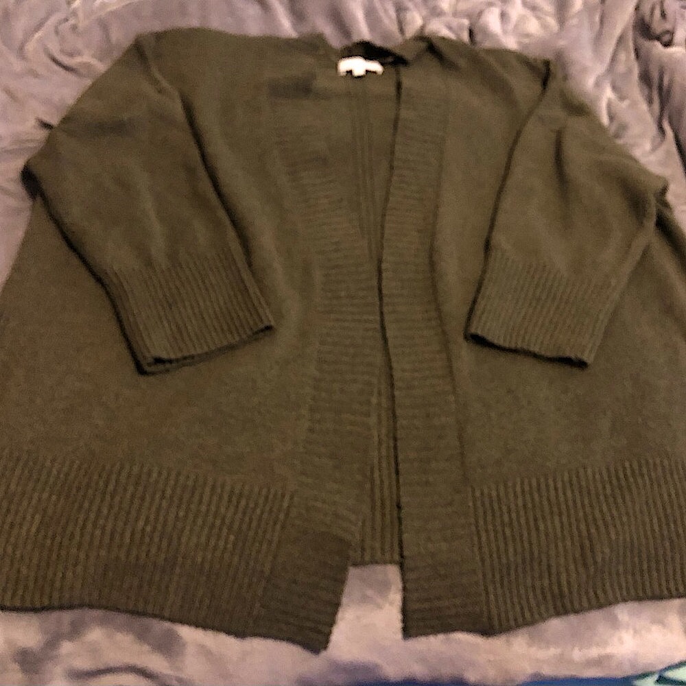 Beautiful XL Adyson Parker army green cardigan in great condition.